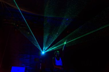 Odessa, Ukrayna - 5 Ağustos 2017: gösteri ışıklar. Lazer gösterisi. Gece kulübünde dj partileri müzik, ses parlak ışık ile dans kullanın. Club gece ışık dj parti kulübü. Duman ve ışıklar ile araba