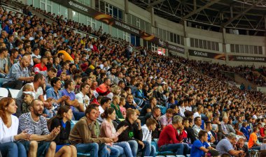 Odessa, Ukrayna - 15 Eylül 2016: Aktif futbol tribün taraftarlara