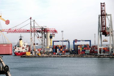 Odessa, Ukrayna -5 Aralık 2008: deniz konteyner terminali. Deniz vinçler bir kargo gemisi üzerinde daha fazla nakliye konteyner yükler. Depolama alanı kaplar. Deniz taşımacılığı kargo