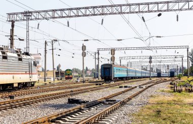 Odessa, Ukrayna - 29 Ağustos 2015: Demiryolu İstasyonu bahçesinde parça. Yerel trenler. Artık kullanılmayan eski demiryolu tren düşük konfor