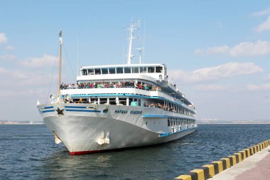 Odessa, Ukrayna - 6 Ekim 2010: gemi dostluk Marschal Koshevoy Dünya Savaşı gazileri ile geldi deniz Odessa'ya bağlantı noktası