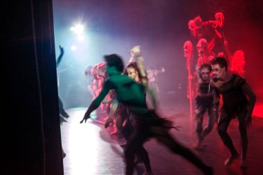 Odessa, Ukrayna - 2 Haziran 2013: Oyuncular kostümlü prova bale Odessa Bale Tiyatrosu sahne alanı'nda 