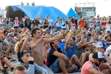 Odessa, Ukrayna -25 Ağustos 2017: büyük kalabalık, müzik sırasında rock konserinde hayranlarını gün boyunca. Seyirci kum Beach müzik ve spor festivali Z-Oyunlar sırasında