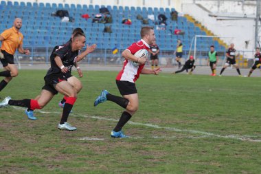 Odessa, Ukrayna - 29 Eylül 2018: Final Oyunları Şampiyonası Ukrayna'nın en güçlü takımları Rugby-7. Rugby topu alan üzerinde. Rugby topu için ağır mücadele sahip. Takım sporcular oyuncular sahada