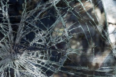 Kırık araba bir kaza sonrası. Araba cam kırıkları. Araba çarpışma sonra kırık ön cam. Soyguncular cam kırdı. Kırık camlar ile terk edilmiş yağma araba. Araba ile suç