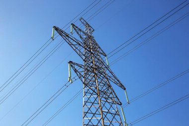 Yüksek voltajlı elektrik Kulesi enerji tasarımı için arka plan olarak mavi gökyüzü