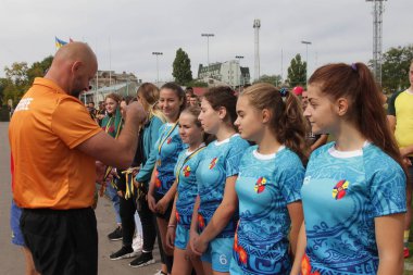 Odessa, Ukrayna - 29 Eylül 2018: Final Oyunları Şampiyonası Ukrayna'nın en güçlü takımları Rugby-7. Rugby topu alan üzerinde. Rugby topu için ağır mücadele sahip. Takım sporcular oyuncular sahada