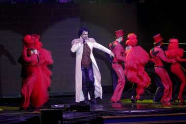 Odessa, Ukrayna, 17 Nisan 2012: Pop konser ikonik Rus şarkıcı Philip Kirkorov Odessa'daki. Ful ile parlak renkli ışık ve tiyatro gösterisi.