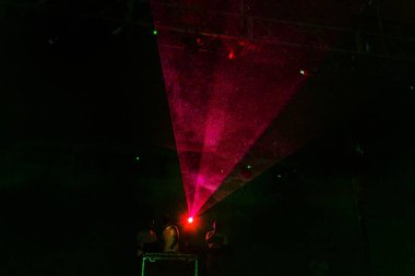 Işık gösterisini. Lazer gösterisi. Gece kulübü dj parti insanlar ses renkli ışık ile dans müziğinin keyfini çıkarın. Club gece ışık dj parti kulübü. Duman makine ve ışıklar. Parlak performansı lazer ışık gösterisi