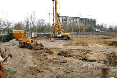 Odessa, Ukrayna - 3 Kasım 2008: İnşaat alanında. Araştırma ve sıfır döngüsü, yüksek katlı bir bina temeli ayarlama. İnşaat sondaj platformu iş kazık ve açmada çalışmak için