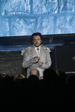 Odessa, Ukrayna, 17 Nisan 2012: Pop konser ikonik Rus şarkıcı Philip Kirkorov Odessa'daki. Ful ile parlak renkli ışık ve tiyatro gösterisi.