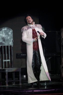 Odessa, Ukrayna, 17 Nisan 2012: Pop konser ikonik Rus şarkıcı Philip Kirkorov Odessa'daki. Ful ile parlak renkli ışık ve tiyatro gösterisi.