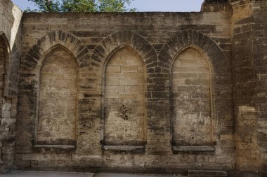 Mistik iç cephe terkedilmiş kalıntıları harap antik kale, binanın konak. Eski duvarlar, çöp ve çamur ile koridor mahvetti. Vandallar tarafından tahrip antik tarihi bina kalıntıları
