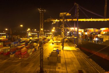 Odessa 27 Kasım: konteynerler içinde iyichevck seaport Denizcilik gemi üzerinde gece, gündüz, 27 Kasım 2012 yükleme boşaltma odessa, Ukrayna