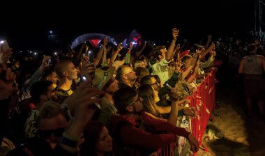 Odessa, Ukrayna-25 Ağustos 2017: büyük kalabalık, gün boyunca rock konseri sırasında müzik hayranları göster. Seyirci kum Beach müzik ve spor Z-Oyunlar Festivali sırasında