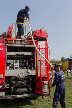 Odessa, Ukrayna - 5 Ağustos 2017: itfaiyeci itfaiye arabası üzerinde. Yangın söndürme araç açık havada özel ekipman ile. İtfaiye araçları, su yanma bölgesi. İtfaiye su
