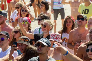 Odessa, Ukrayna -25 Ağustos 2017: büyük kalabalık, müzik sırasında rock konserinde hayranlarını gün boyunca. Seyirci kum Beach müzik ve spor festivali Z-Oyunlar sırasında