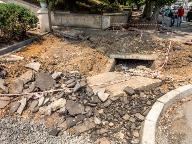 Odessa, Ukrayna, 21 Haziran 2015 - yol inşaat sırasında kanalizasyon tesislerinin yeniden olduğunu. Eski drenaj wells, eski Kanalizasyon donatım değiştirme ortadan kaldırmak