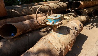 Eski büyük su boruları parçaları. Sonra uzun yıllar çalışma yok edilen metal boru yok edildi. Sebze çelik boru delik korozyon ile. Paslı metal boru. Seçici odak