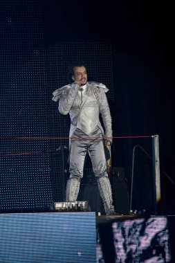 Odessa, Ukrayna, 17 Nisan 2012: Pop konser ikonik Rus şarkıcı Philip Kirkorov Odessa'daki. Ful ile parlak renkli ışık ve tiyatro gösterisi.