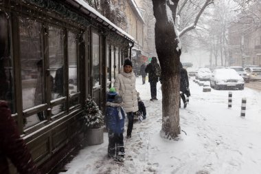 Odessa, Ukrayna-Ocak 16, 2018: Güçlü kar yağışı, Siklon kışın şehir sokaklarda. Arabalar karla kaplıdır. Kaygan yol. Kışın kötü hava: şiddetli kar yağışı ve kar fırtınası. Yayalar kar üzerinde gitmek