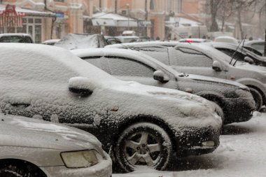 Odessa, Ukrayna-Ocak 16, 2018: Güçlü kar yağışı, Siklon kışın şehir sokaklarda. Arabalar karla kaplıdır. Kaygan yol. Kışın kötü hava: şiddetli kar yağışı ve kar fırtınası. Yayalar kar üzerinde gitmek