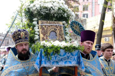 Odessa, Ukrayna - 23 Nisan: Alay mucizevi simgesi olan Tanrı Kasperovskaya anne. Mezar taşı yazısı kiliseden yapılır ve sokaklar cemaat dolu, din adamları türbelerin 23 Nisan 2014 Odessa, Ukrayna