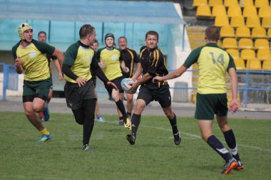 Odessa, Ukrayna - 29 Eylül 2018: Final Oyunları Şampiyonası Ukrayna'nın en güçlü takımları Rugby-7. Rugby topu alan üzerinde. Rugby topu için ağır mücadele sahip. Takım sporcular oyuncular sahada
