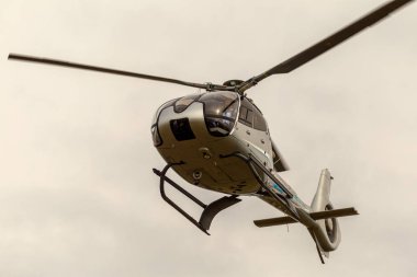 Odessa, Ukrayna - 4 Haziran 2013: Bulutlu bir günde yaz özel test ışık modern sivil helikopter iş sınıfı küçük bir özel Havaalanı sunumu