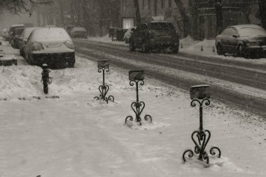 Odessa, Ukrayna-Ocak 16, 2018: Güçlü kar yağışı, Siklon kışın şehir sokaklarda. Arabalar karla kaplıdır. Kaygan yol. Kışın kötü hava: şiddetli kar yağışı ve kar fırtınası. Yayalar kar üzerinde gitmek