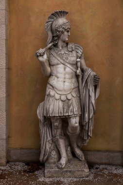 Klasik Yunan heykel kopyalarını terk edilmiş bir otel cephe süslüyor. Antik Yunan mitolojisi Yunan ve Roma antik heykelleri kopyalarını bina cephe süs alçı