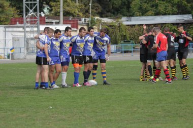 Odessa, Ukrayna - 29 Eylül 2018: Final Oyunları Şampiyonası Ukrayna'nın en güçlü takımları Rugby-7. Rugby topu alan üzerinde. Rugby topu için ağır mücadele sahip. Takım sporcular oyuncular sahada