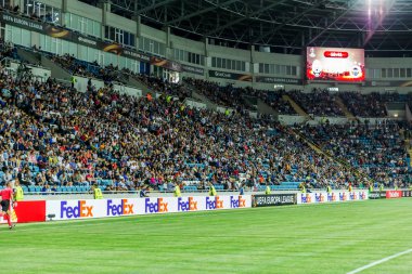 Odessa, Ukrayna - 15 Eylül 2016: Aktif futbol tribün taraftarlara