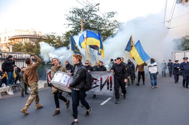 Odessa, Ukrayna - 14 Ekim 2015: Fener alayı radikal aşırı sol partilerin, ayaklanmalar tarafından eşlik ediyor. Protestocular, göstericiler bir Nazi bayrağı taşıdı, havai fişek ve sis bombası yazmak