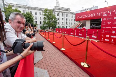 Odessa, Ukrayna - 10 Temmuz 2015: 6 Uluslararası Film Festivali Odessa, kırmızı halı açılış. Bir fotoğrafçı olarak çalıştı. Birçok seyirci ve paparazzi göz alıcı konuklar karşıladı.