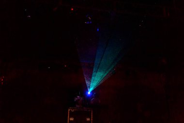 Işık gösterisini. Lazer gösterisi. Gece kulübü dj parti insanlar ses renkli ışık ile dans müziğinin keyfini çıkarın. Club gece ışık dj parti kulübü. Duman makine ve ışıklar. Parlak performansı lazer ışık gösterisi