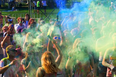 Odessa, Ukrayna - 5 Ağustos 2017: Gençler, bayanlar baylar bayram tatil sırasında renkli toz içine atma iyi eğlenceler. Festivali renkli boya. renkler aşk festival. Renk fest