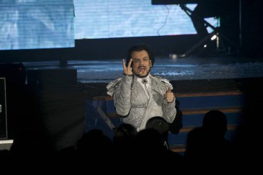 Odessa, Ukrayna, 17 Nisan 2012: Pop konser ikonik Rus şarkıcı Philip Kirkorov Odessa'daki. Ful ile parlak renkli ışık ve tiyatro gösterisi.