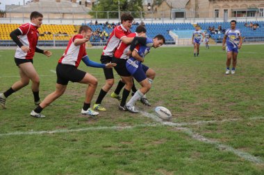 Odessa, Ukrayna - 29 Eylül 2018: Final Oyunları Şampiyonası Ukrayna'nın en güçlü takımları Rugby-7. Rugby topu alan üzerinde. Rugby topu için ağır mücadele sahip. Takım sporcular oyuncular sahada