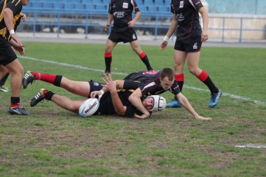 Odessa, Ukrayna - 29 Eylül 2018: Final Oyunları Şampiyonası Ukrayna'nın en güçlü takımları Rugby-7. Rugby topu alan üzerinde. Rugby topu için ağır mücadele sahip. Takım sporcular oyuncular sahada