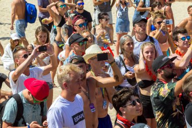 Odessa, Ukrayna -25 Ağustos 2017: büyük kalabalık, müzik sırasında rock konserinde hayranlarını gün boyunca. Seyirci kum Beach müzik ve spor festivali Z-Oyunlar sırasında