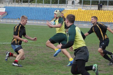 Odessa, Ukrayna - 29 Eylül 2018: Final Oyunları Şampiyonası Ukrayna'nın en güçlü takımları Rugby-7. Rugby topu alan üzerinde. Rugby topu için ağır mücadele sahip. Takım sporcular oyuncular sahada