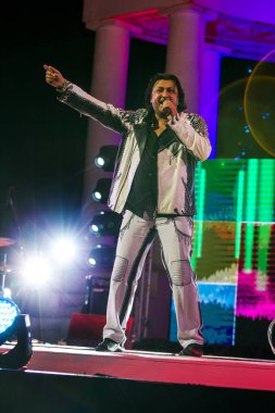 Odessa, Ukrayna Ağustos 6,2018: bir müzik gösterisi. Efsanevi Ukraynalı şarkıcı Peter siyah tiyatro konser aşamada ünlü konser gerçekleştirmek. Müzikal putlara, kızlar dans eşliğinde göster