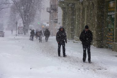 Odessa, Ukrayna-Ocak 16, 2018: Güçlü kar yağışı, Siklon kışın şehir sokaklarda. Arabalar karla kaplıdır. Kaygan yol. Kışın kötü hava: şiddetli kar yağışı ve kar fırtınası. Yayalar kar üzerinde gitmek