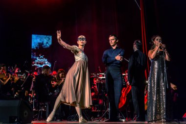 Odessa, Ukrayna - Ağustos 8,2018: bale dansçıları çifti ise şarkı şarkıcı aşkın romantik dansı dans etmek. Kadın ve erkek birlikte beyaz dans sahnede dans ediyorlar. Bale ve modern koreografi