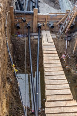 Odessa, Ukrayna-Ekim 18,2015: Modern teknolojileri bina. Yükleme noktası'nın altında otoyol delme tarafından plastik boru. Kablo ve boru çekme yeraltı Stroebe delinmiştir. Modern karmaşık plastik boru döşeme