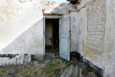 Dünya Savaşı'nın eski sur. Angara, sığınağın, nokta - makinelinin ve raporlama sistemi - hendek ve siperler bir şekilde döşenmiş beton. Yılan Adası, Ukrayna