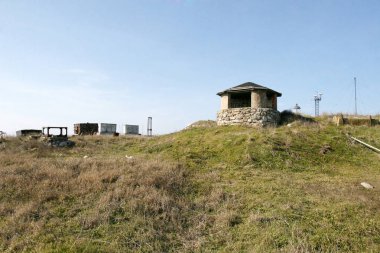 Dünya Savaşı'nın eski sur. Angara, sığınağın, nokta - makinelinin ve raporlama sistemi - hendek ve siperler bir şekilde döşenmiş beton. Yılan Adası, Ukrayna