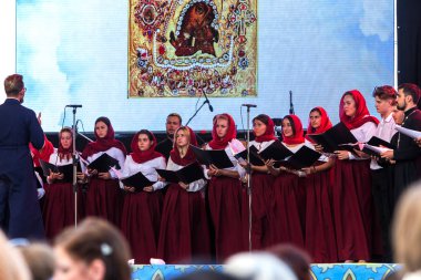 Odessa, Ukrayna - 28 Temmuz 2018: Kilise korosuna açık yaz Tiyatrosu önünde veliler ve konuklar Kiev Rus vaftiz sırasında Ortodoks Christian bayram gerçekleştirir