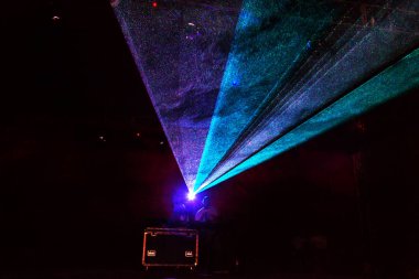 Işık gösterisini. Lazer gösterisi. Gece kulübü dj parti insanlar ses renkli ışık ile dans müziğinin keyfini çıkarın. Club gece ışık dj parti kulübü. Duman makine ve ışıklar. Parlak performansı lazer ışık gösterisi